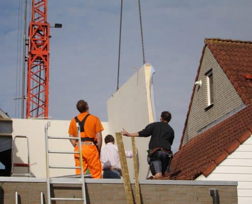 5-Koekoesbloem-te-Zeeland,-prefab-wanden-plaatsen