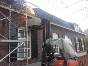 06.-Brand-Zeeland-puin-van-schoorsteen-via-dakraam-verwijderen