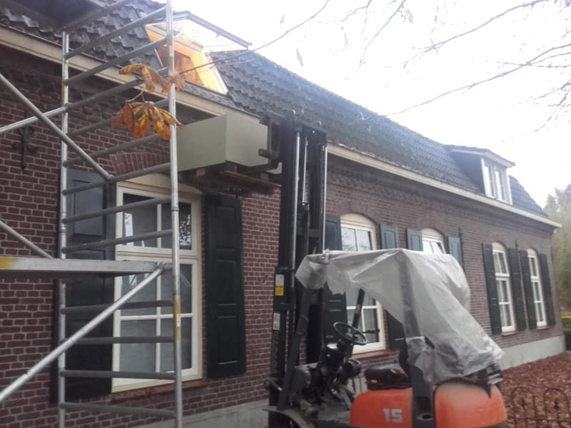 06.-Brand-Zeeland-puin-van-schoorsteen-via-dakraam-verwijderen